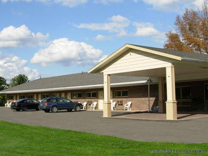 Red Carpet Inn On The Lake - オニオンタ エクステリア 写真