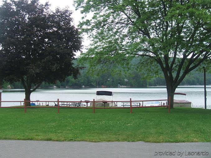 Red Carpet Inn On The Lake - オニオンタ エクステリア 写真